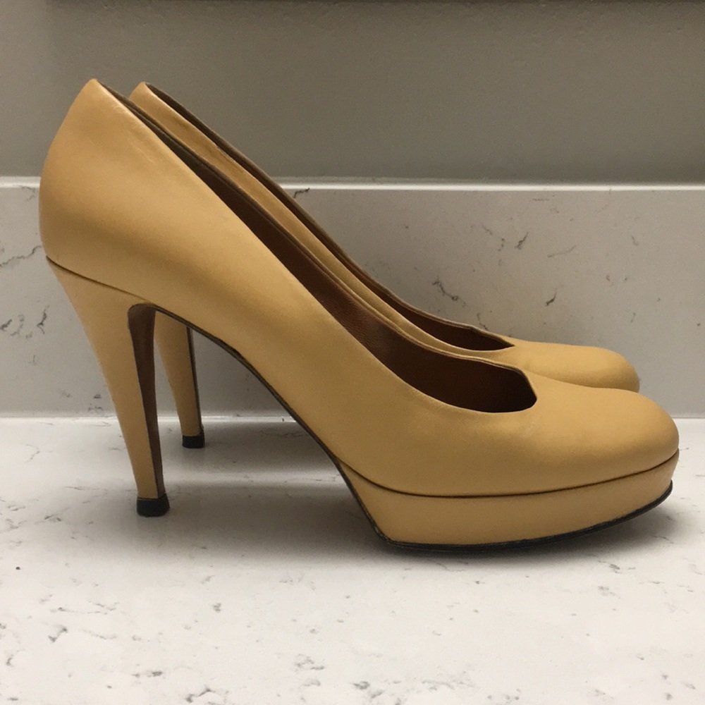 Tan/nude Gucci pumps